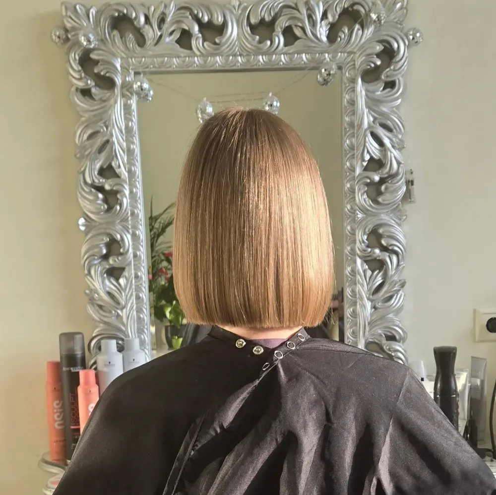Taisns bobs medus blondā tonī salonā Paradīze